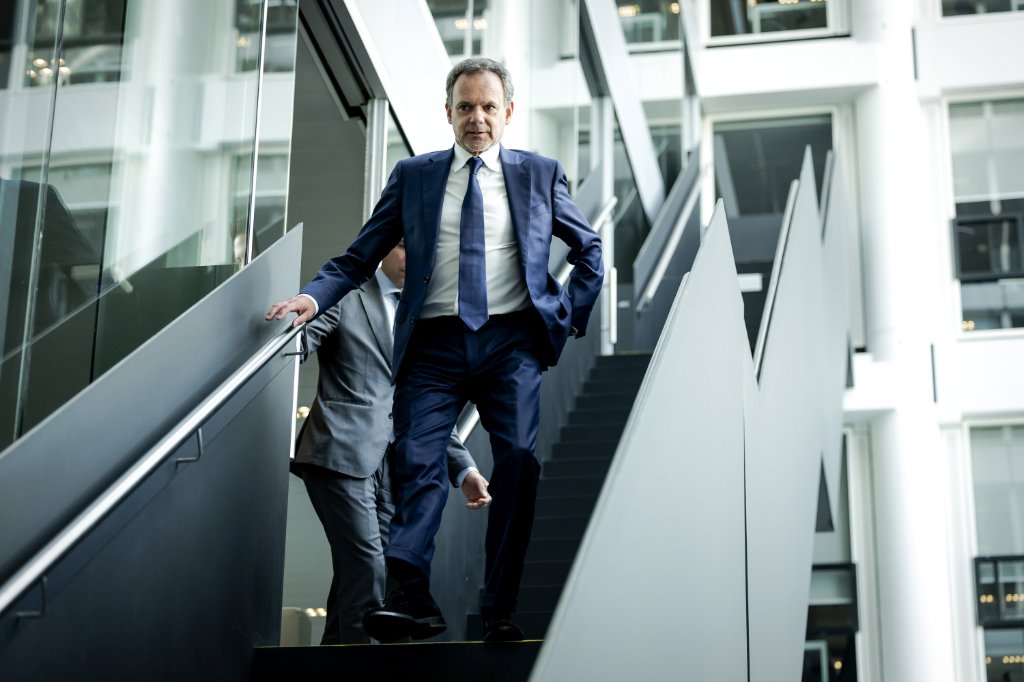 Demissionair minister Caspar Veldkamp (Buitenlandse Zaken) wacht donderdag een evenwichtsoefening. 