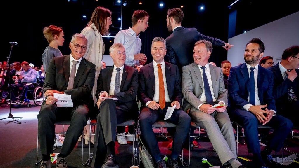 Als de mannenbroeders van de SGP het podium hadden durven delen met hun zusters... Mogelijk had het hen behoed voor het instemmen met de Asielnoodmaatregelenwet.
