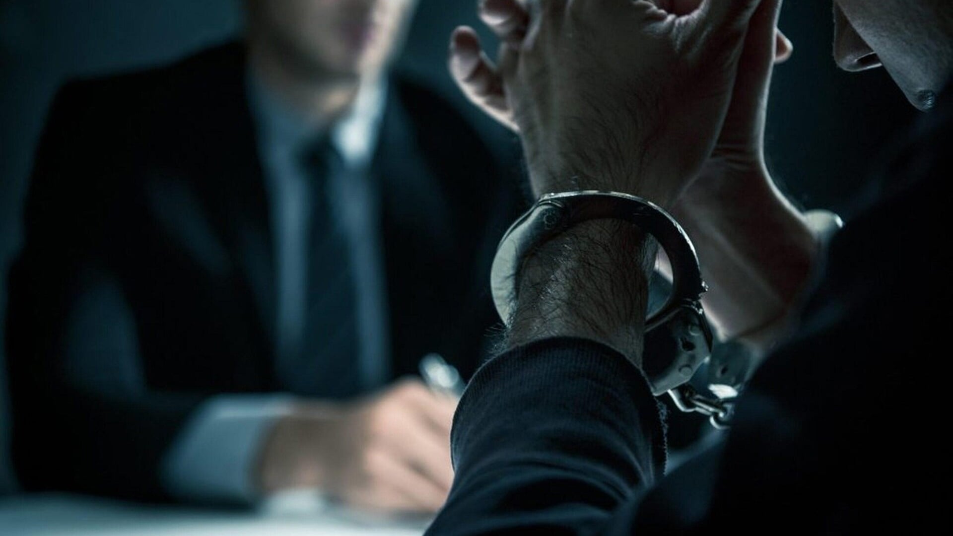 Met het verbod wil de Dienst Justitiële Inrichtingen (DJI) voorkomen dat criminelen vanuit de gevangenis actief blijven.