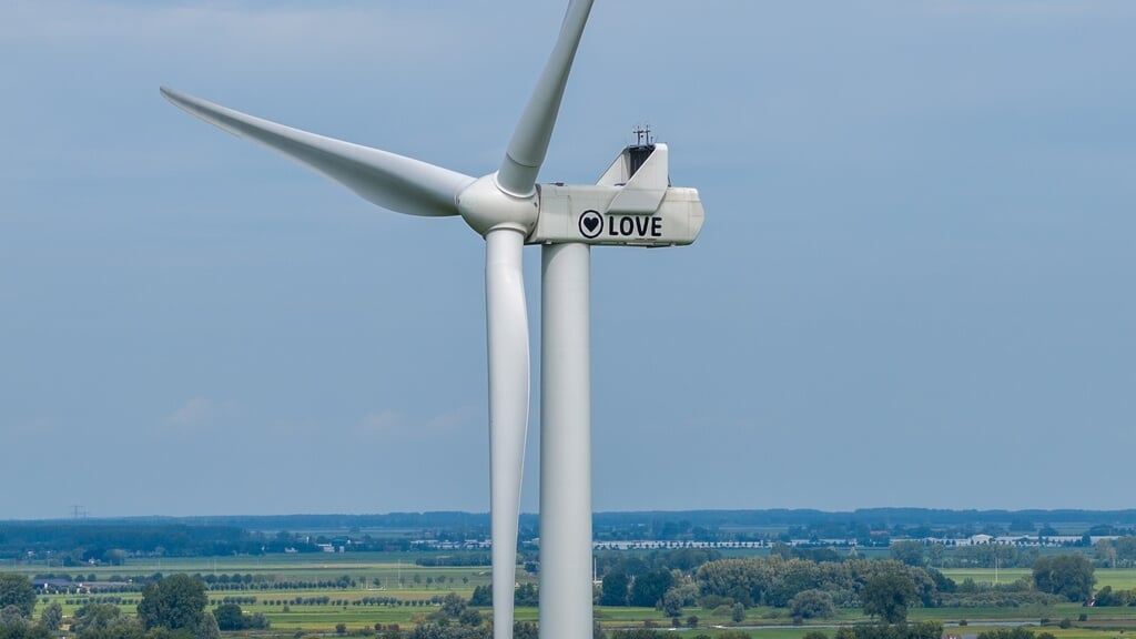 ‘Ondeugende jongens bespoten de onderkant van de windmolen met graffiti. Dat vond ik op zichzelf niet erg, maar ik vond de letters lelijk.’