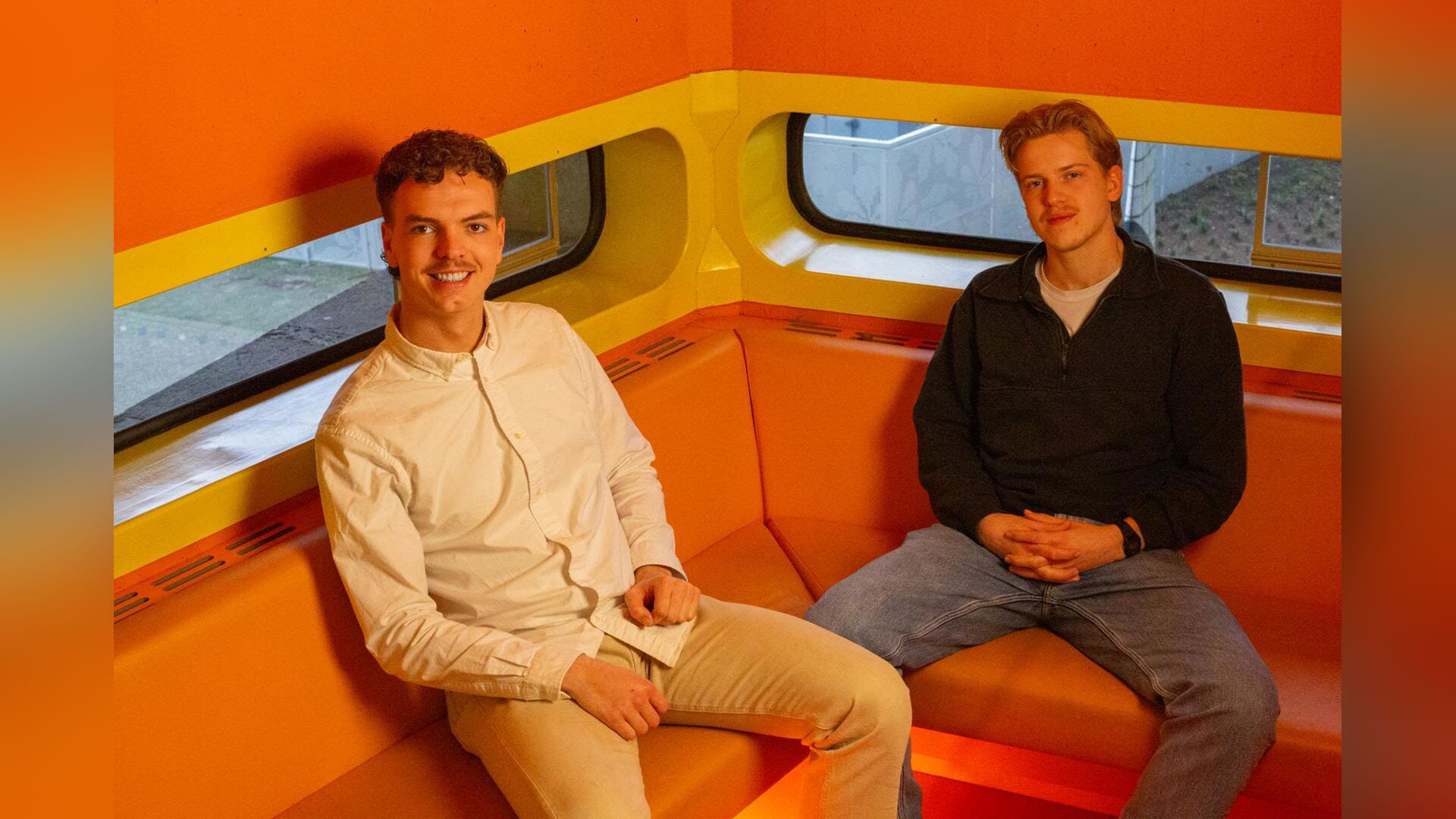 Henco Schaap (25) en Josh Bleijenberg (26) bedachten de app Dingdong. Sinds de lancering in januari is de hospiteerapp circa 13.000 keer gedownload. 