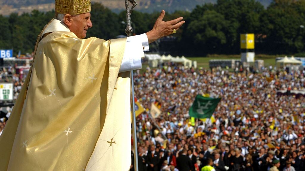 Paus Benedictus viert de mis in een weiland vlakbij Regensburg, op 12 september 2006, nadat hij eerder die dag de Regensburglezing uit heeft gesproken. Hij sprak hierin over de dialoog tussen christenen en moslims.