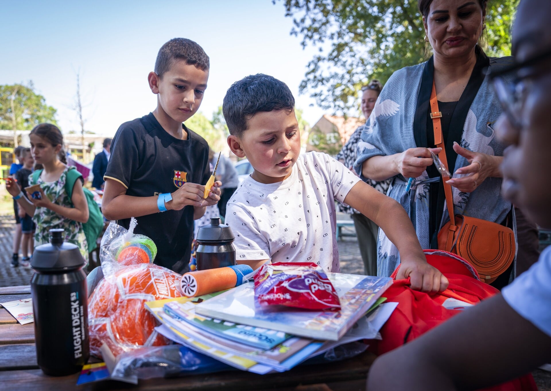 Kinderen tijdens de uitreiking van Zomerpretpakketten. De pakketten zijn voor kinderen die opgroeien in armoede en volgens Kinderhulp ook een mooie zomervakantie verdienen. 