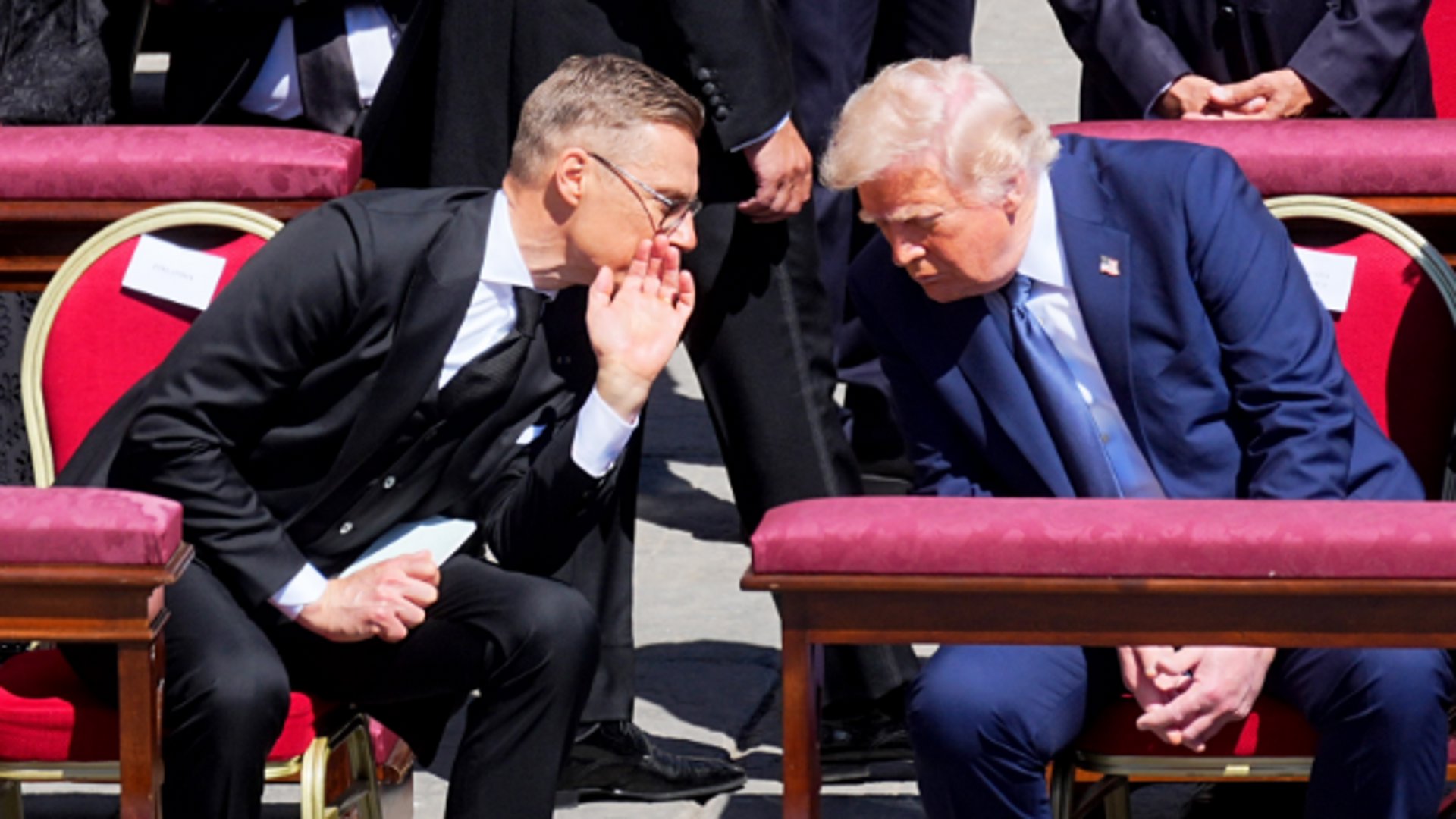 Tijdens de begrafenis van paus Fransiscus, in april, hebben de Finse president Stubb en zijn Amerikaanse ambtgenoot Trump een onderonsje.