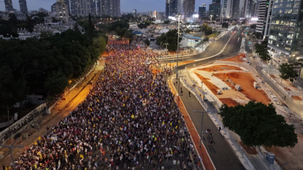 Ongeveer 350.000 mensen kwamen naar het Gijzelaarsplein in Tel Aviv om te betogen tegen het nieuwe offensief in Gaza.