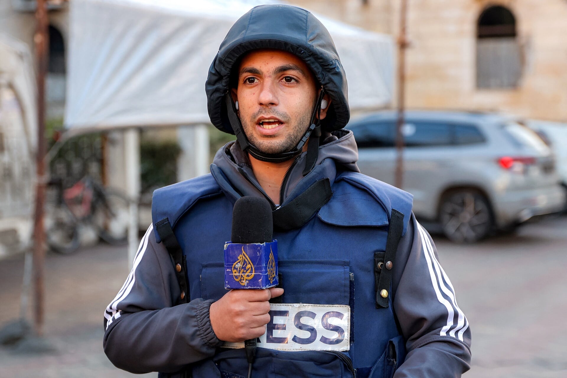 De vorig weekeinde gedode Al Jazeera-journalist Anas al-Sharif aan het werk in Gaza in 2024. 