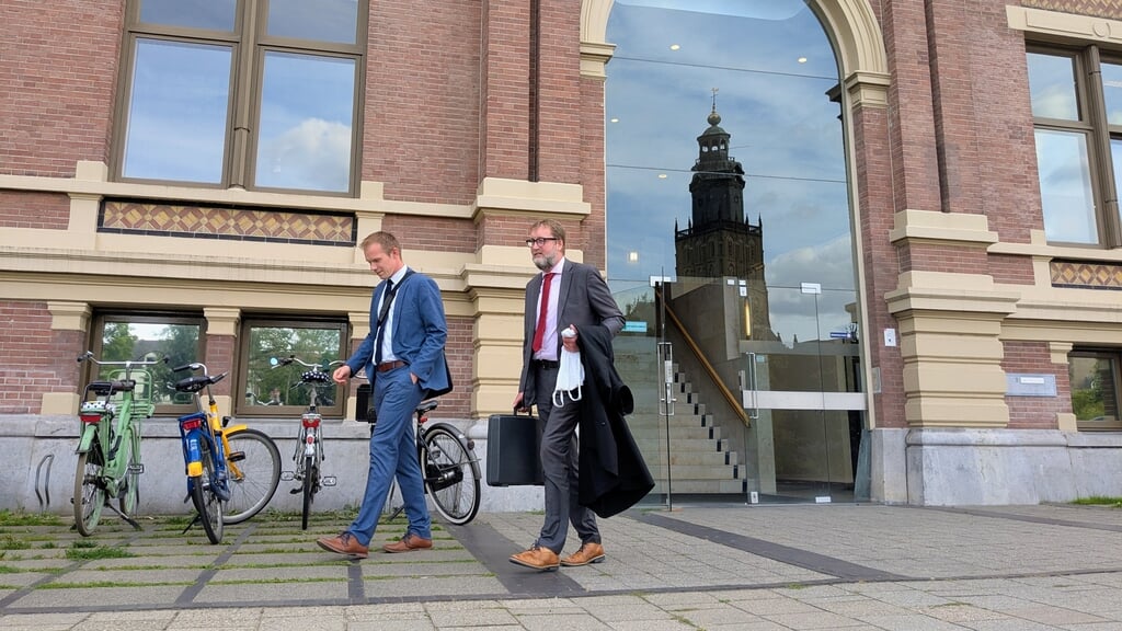 Dominee Errit van der Heide (links) van de Petrusgemeente in Broeksterwoude en advocaat Hans Bügel verlaten de rechtbank in Zutphen na afloop van het kort geding.