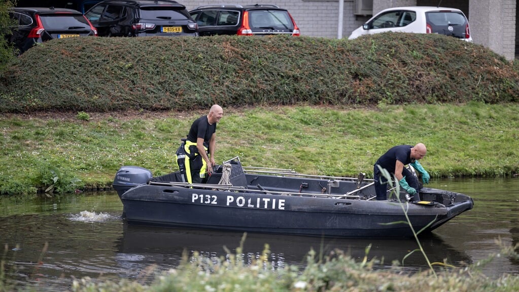 Achter een pand van het Centraal Orgaan opvang asielzoekers (COA) aan de Hogehilweg in Amsterdam heeft de politie volgens het Opennbaar Ministerie een mes en een telefoon gevonden.