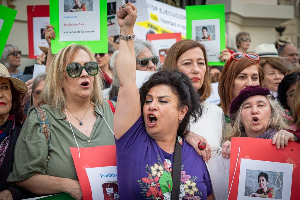 Activisten in Madrid protesteren tegen de executie van de Iraanse activiste Sharifeh Mohammadi, en twee andere Iraans-Koerdische vrouwen in de dodencel: Pakhshan Azizi en Verisheh Moradi