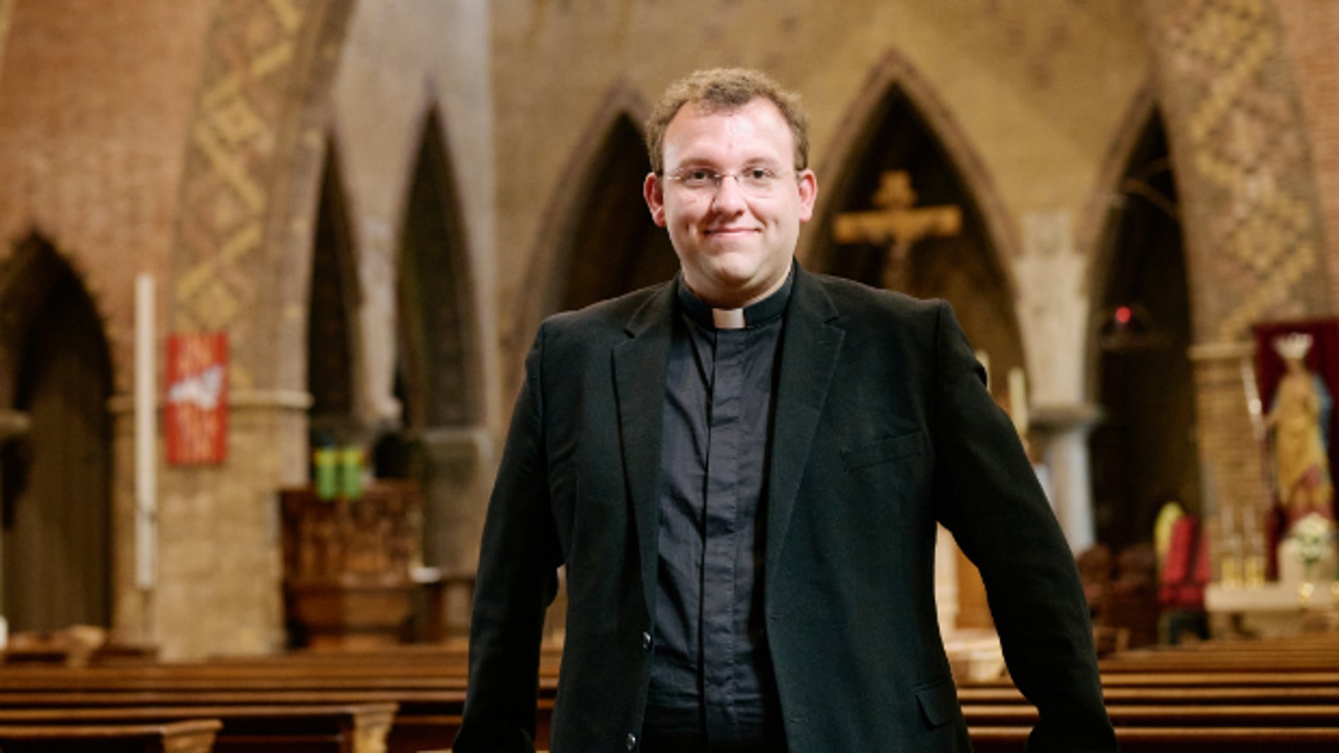 Pastor Alex van den Hende is recentelijk tot priester gewijd voor het bisdom Groningen-Leeuwarden. 'Als kind speelde ik de eucharistieviering thuis na'