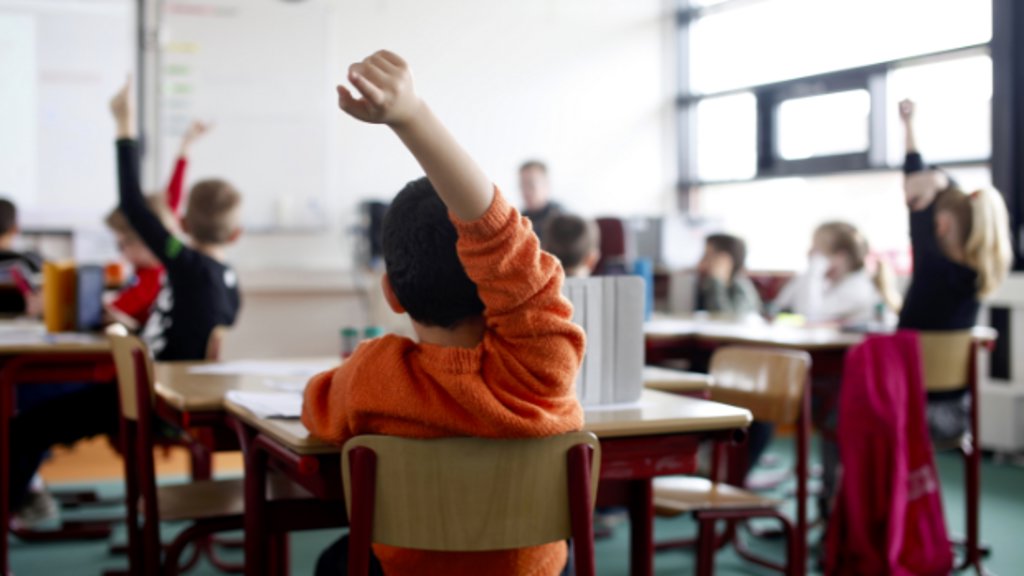 De initiatiefnemers van stichtingen die duizenden leerlingen hielpen met bijles en huiswerkbegeleiding, bleken intussen veel geld te verdienen met hun commerciële bedrijf voor diensten aan scholen.