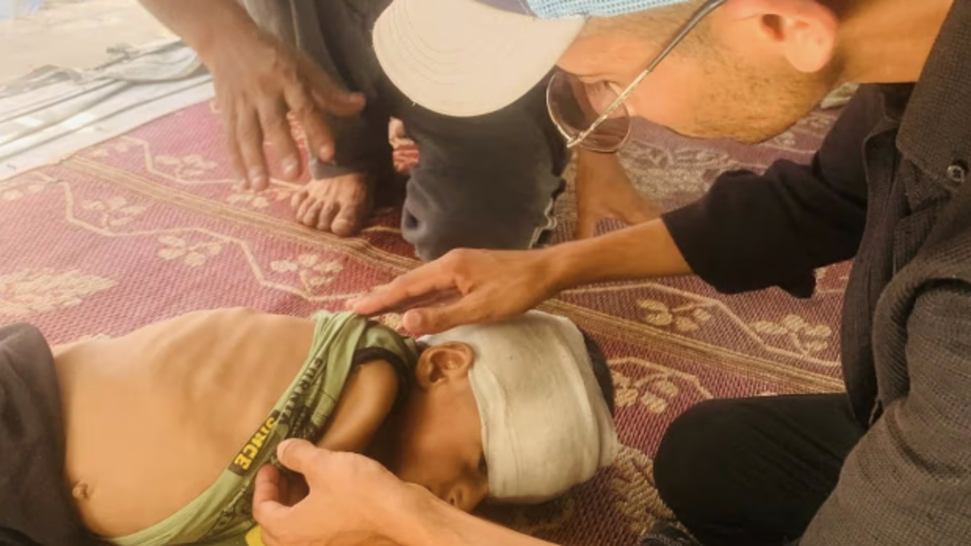 Saïd Mansour brengt een donatie bij een ziek kind.