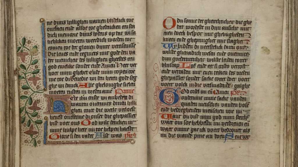 Twee pagina's uit het getijdenboek, met in de kantlijn fraaie versieringen.