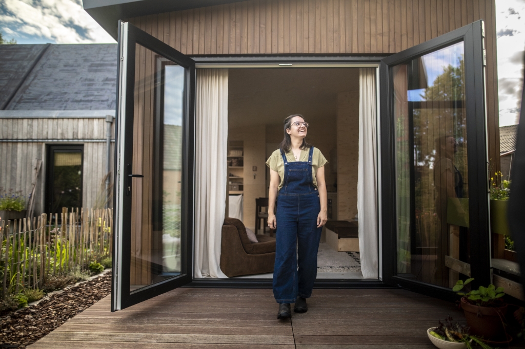 Lonieke woont in een tiny house in Barneveld en is dolenthousiast. ‘Deze vibe is gewoon heel leuk’