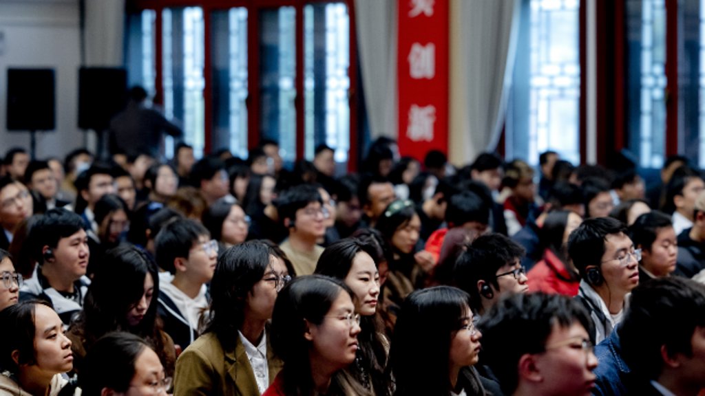 Studenten van de Universiteit van Beijing luisteren naar een toespraak van de toenmalig demissionair minister-president Mark Rutte, gehouden tijdens een werkbezoek.