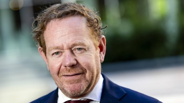 Van Weel wil asielwet aanpassen om strafbaarstelling illegaliteit