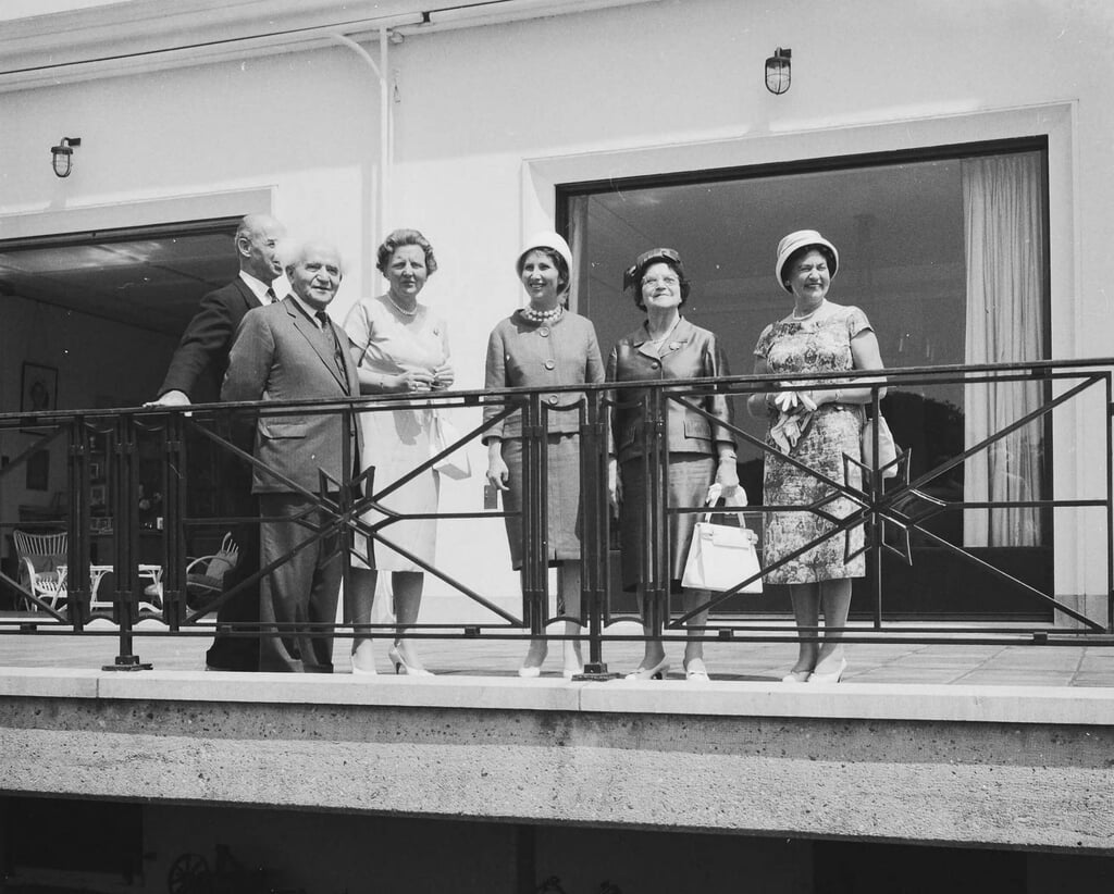 V.l.n.r.: Hanan Cidor, David Ben-Goerion, koningin Juliana, Renana en Paula Ben-Goerion en Ruth Cidor op Paleis Soestdijk.
