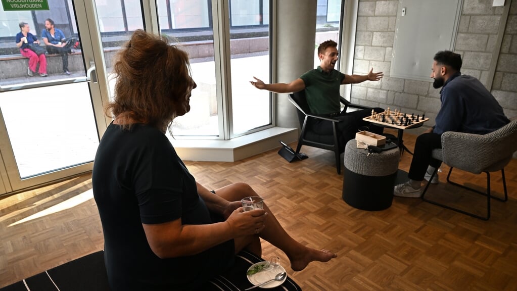 Bij café Bartók in het hartje Utrecht drinkt een vrouw een gratis kop koffie, gedoneerd door een andere klant. 