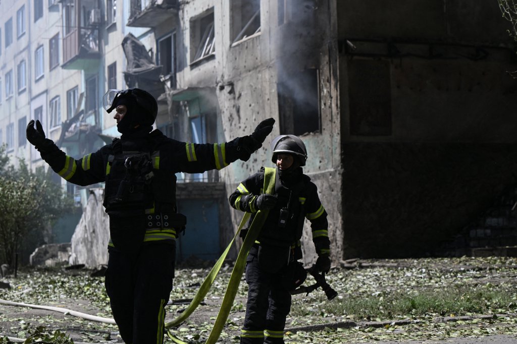 Oekraïense brandweerlieden blussen zondag een brand na een droneaanval in de oostelijke stad Bilozerske.