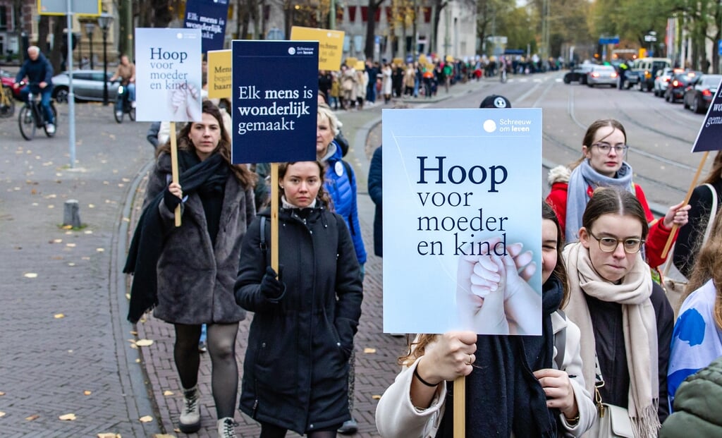 Protestborden tijdens de jaarlijke 'Mars voor het leven' in Den Haag. 'Abortus een ‘mensenrecht’ noemen, is discriminatie van alle ongeboren mensen'.