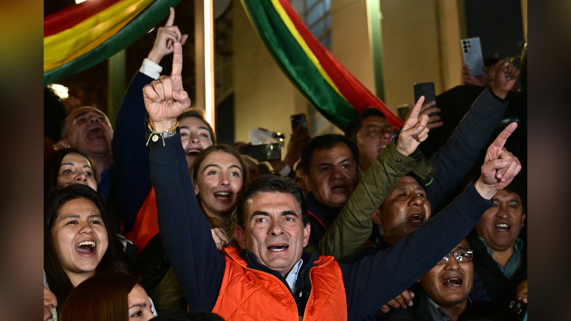 Veel teleurgestelde MAS-stemmers zochten hun heil bij de populist Rodrigo Paz. De 56-jarige senator, zoon van oud-president Jaime Paz Zamora (1989-1993), werd verrassend eerste met 32 procent.