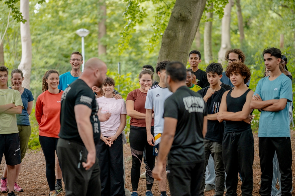 Tieners uit AZC horen op jongerenkamp in Amerongen over Jezus. ‘Hier kunnen ze even normaal tiener zijn’