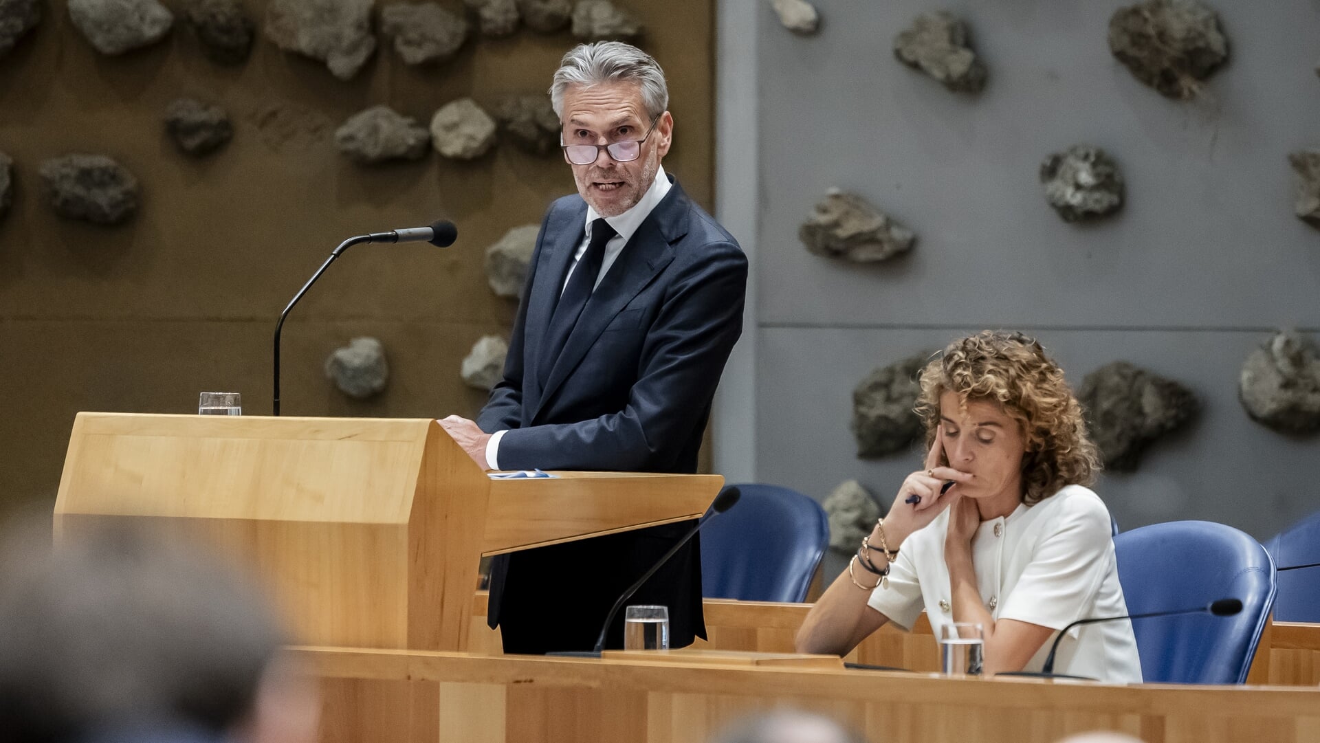 Demissionair premier Dick Schoof tijdens een debat in de Tweede Kamer over de politieke situatie na het vertrek van NSC.