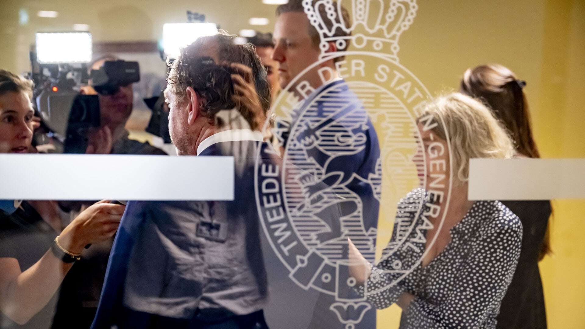 Demissionair minister David van Weel (Asiel en Migratie) staat de pers te woord tijdens de roerige asieldebatten in de Tweede Kamer.