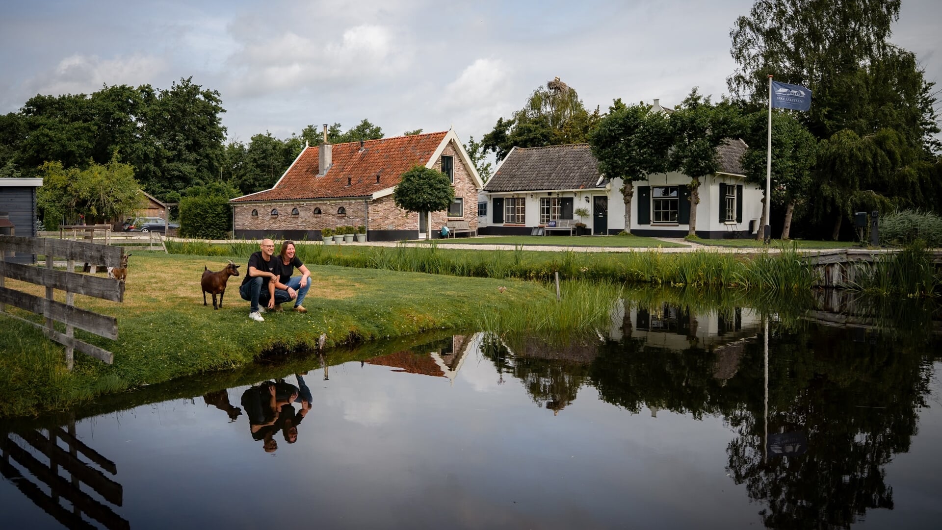 'We delen een gezamenlijk erf met de buren en vormen één grote familie.'