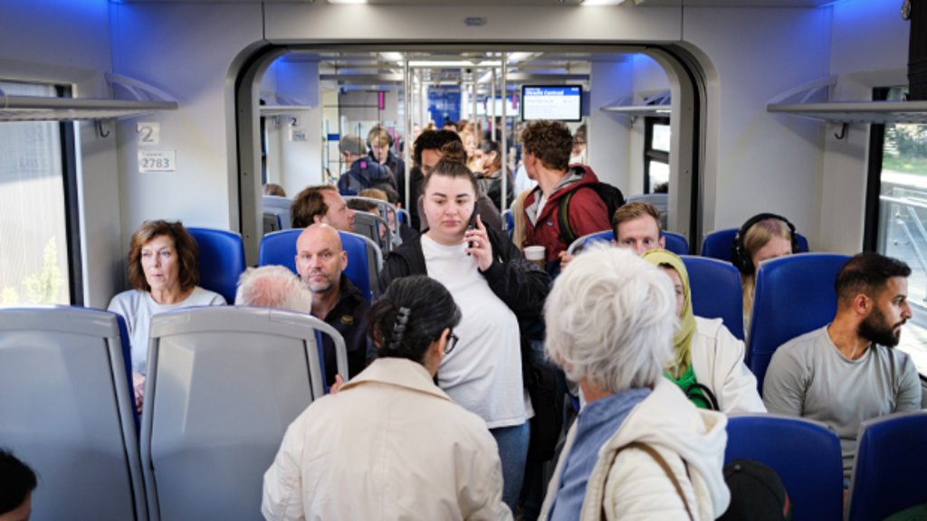 Forenzen in de trein van Harderwijk richting Amersfoort en Utrecht. De NS zet langere treinen in tegen de drukte in de spits en vraagt reizigers om rustigere treinen te nemen.