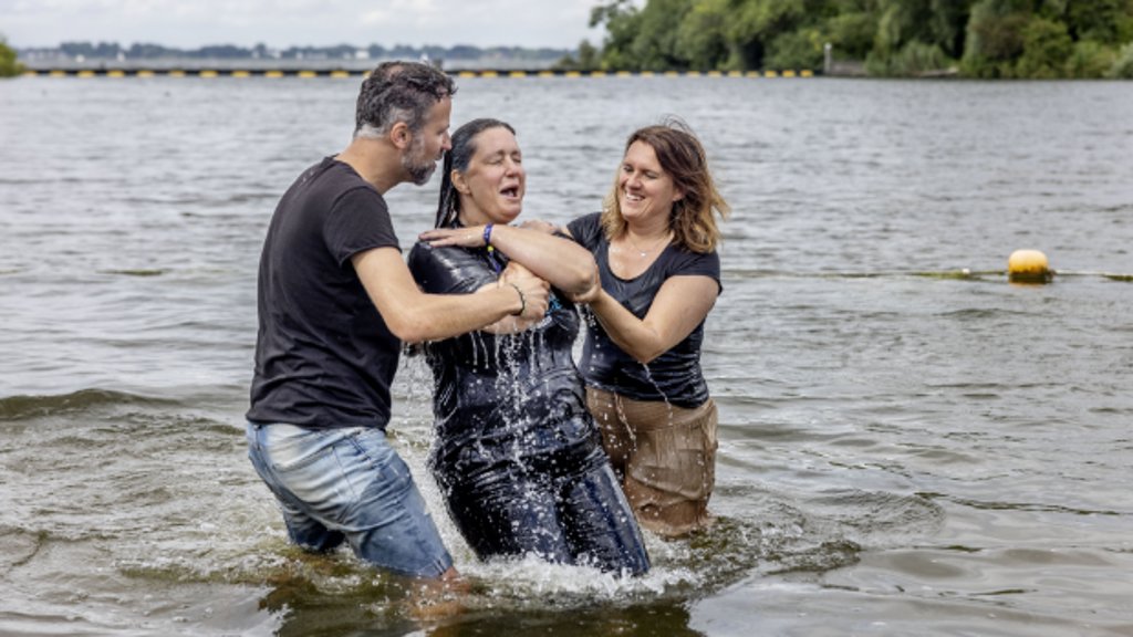 Een doopdienst van de evangelische gemeente Mozaiek in Almere-Haven. 'En nog is er plaats.'