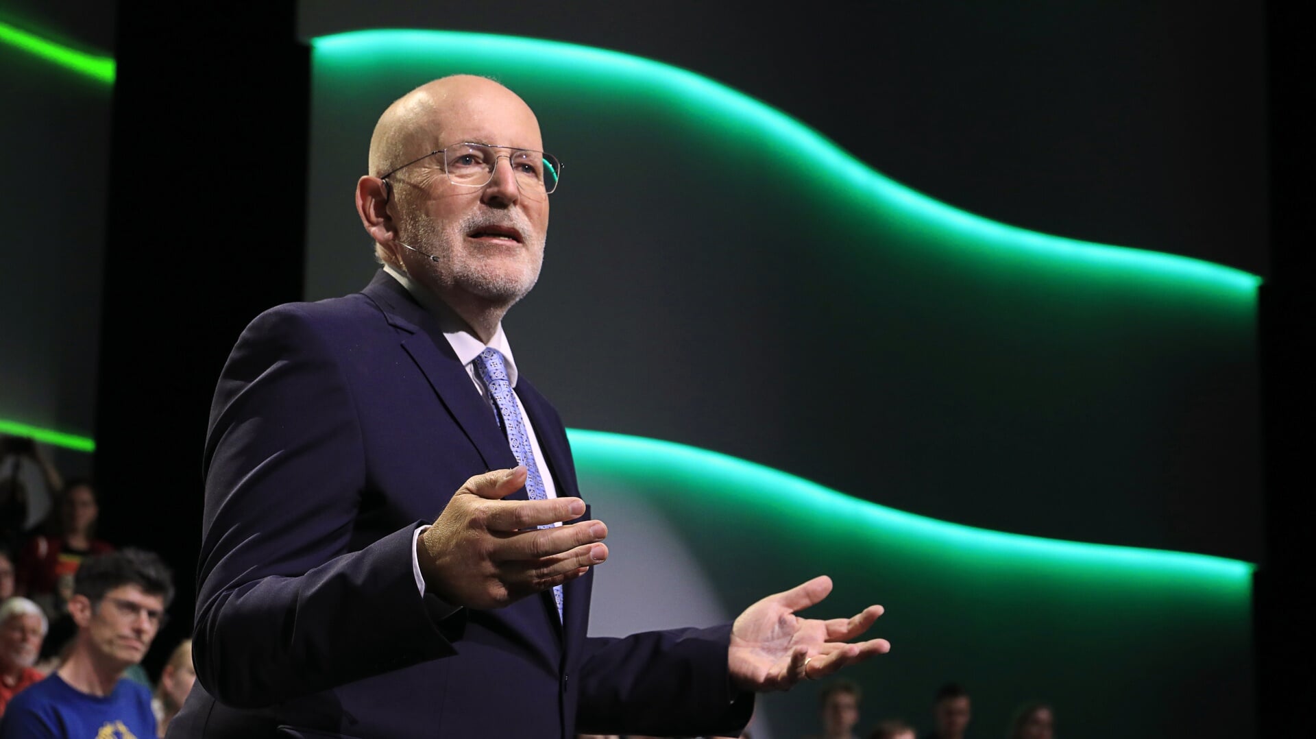 Partijleider Frans Timmermans spreekt een congres toe. In het verkiezingsprogramma van Groenlinks-PvdA klinkt met name 'het rood' door.
