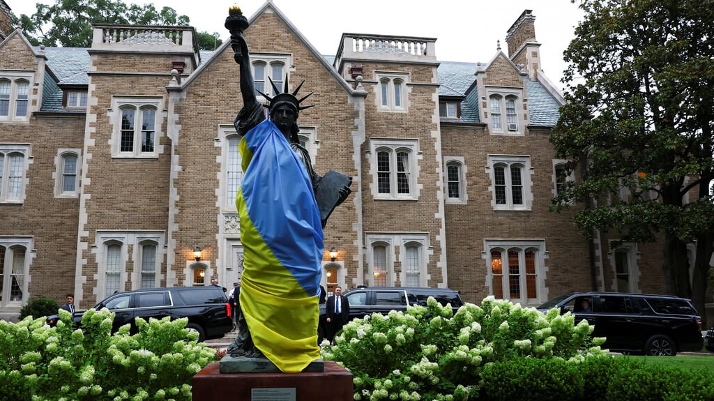 In de tuin van de Franse ambassade in Washington: een model van het Vrijheidsbeeld, gewikkeld in een Oekraïense vlag.Bron 