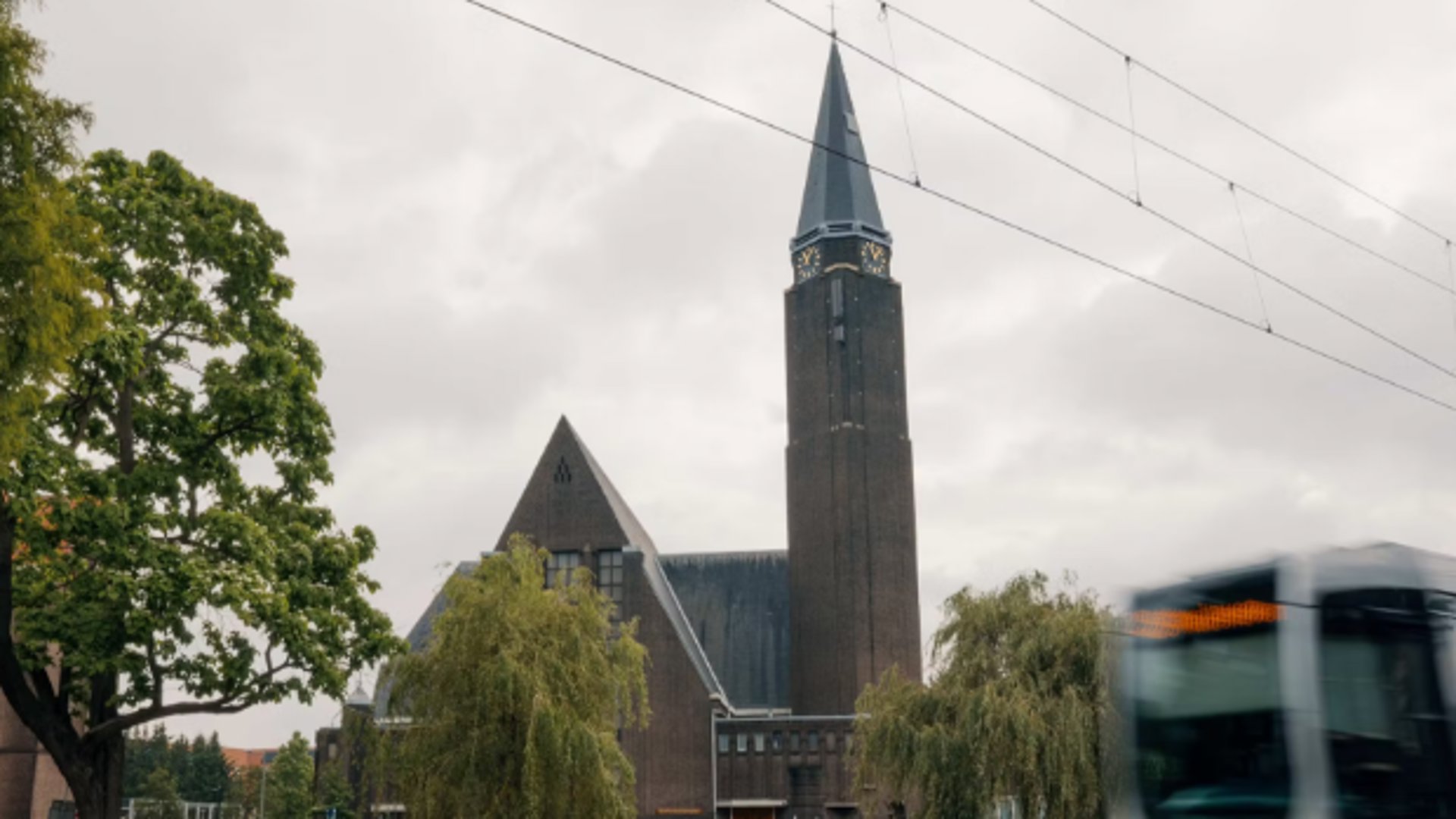 Twee klachten tegen dominee Paul Visser kwamen van gemeenteleden van de Maranathakerk in Rotterdam (foto), waar Visser tot eind december 2024 predikant was.