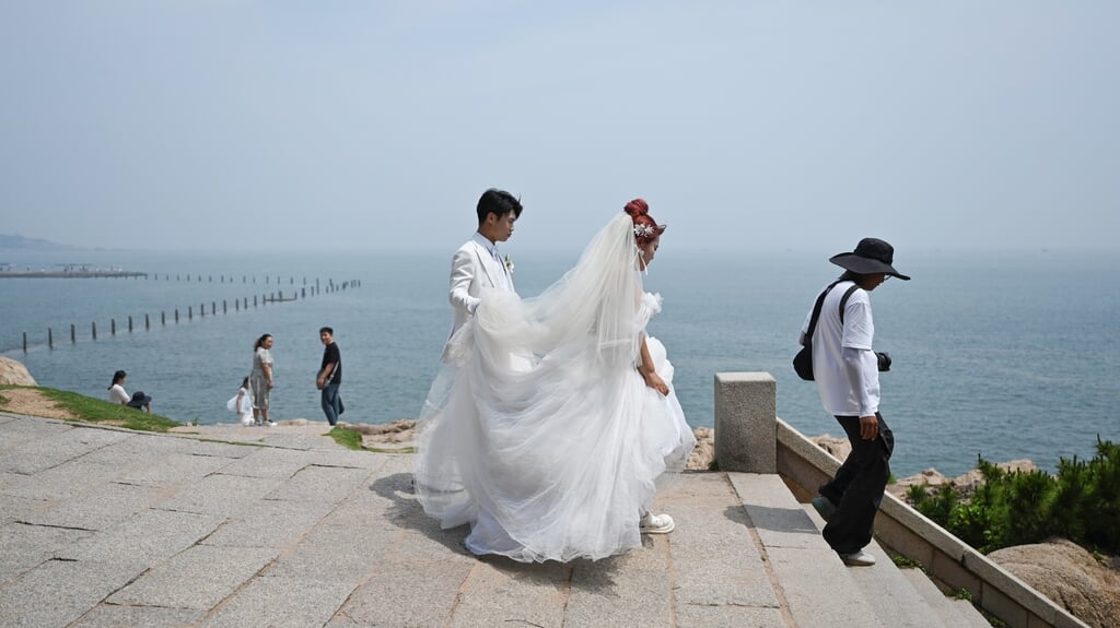 Door de hoge bruidsprijzen is dit een weinig gezien beeld in China. 