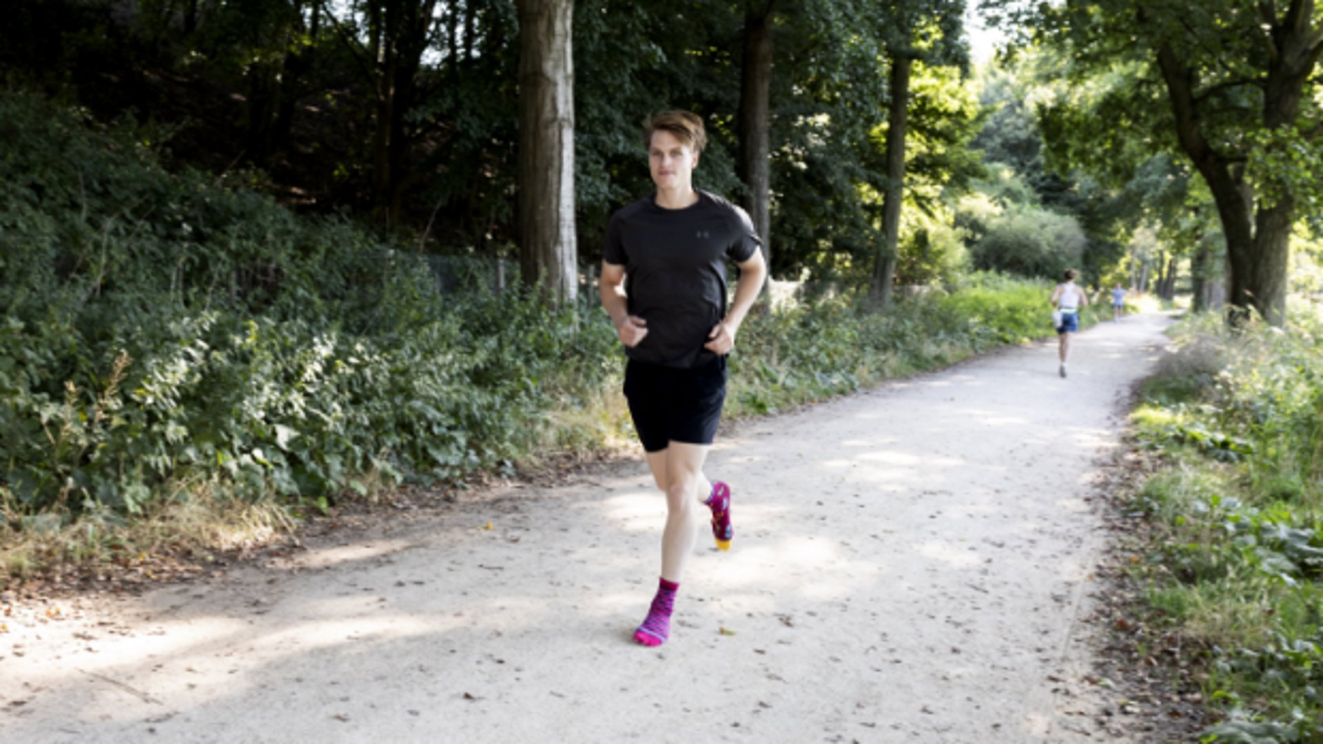 Chris van Dommele traint voor het lopen van een marathon op sokken. In het begin liep hij na vier kilometer al met bloedblaren. Soms kan hij een week niet trainen. ‘