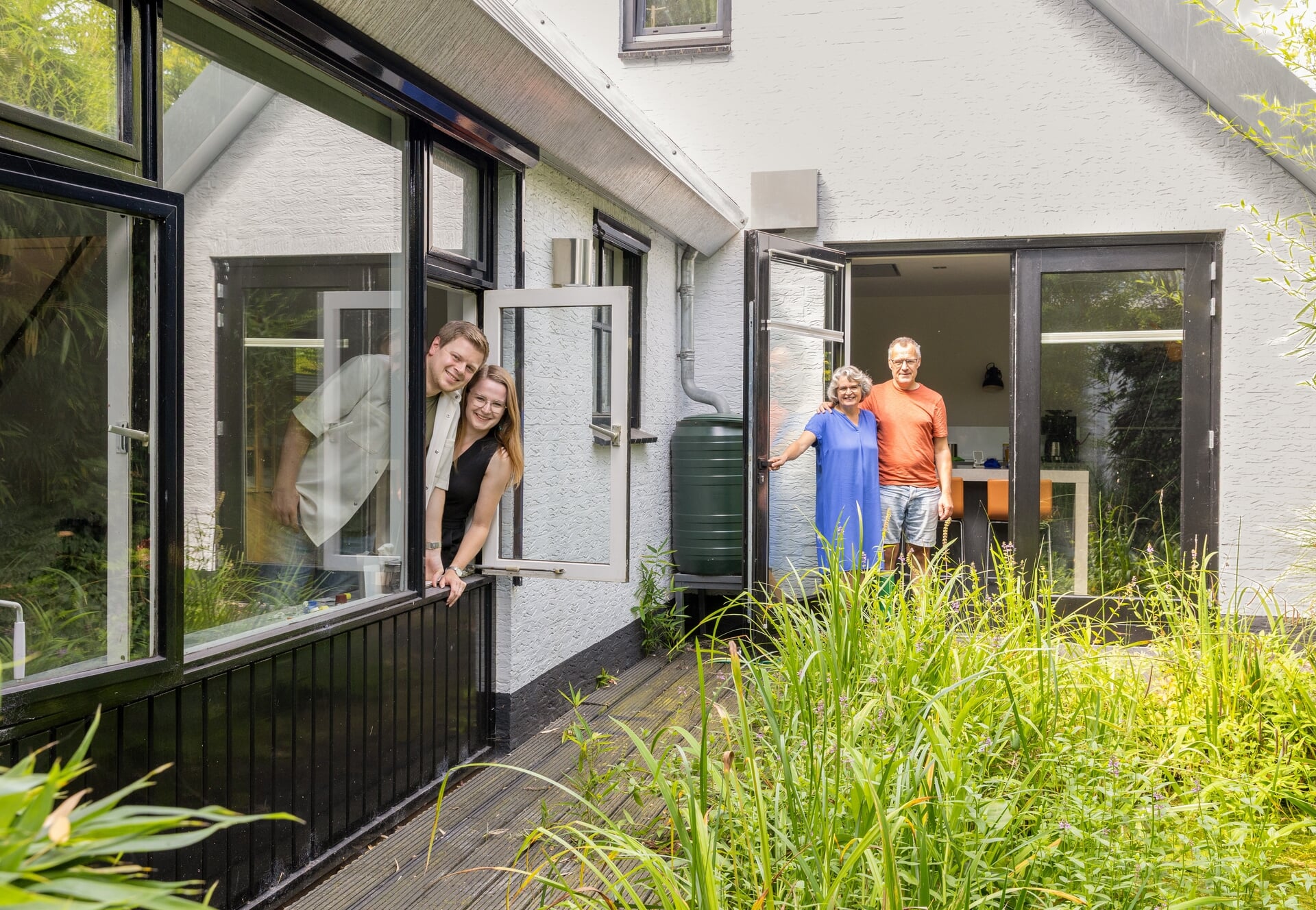 Daniël en Marieke (links) en Annette en Bart (rechts) in hun gesplitste woning.