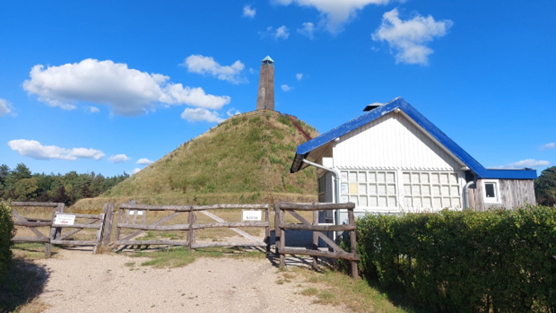 Direct naast De Pyramide van Austerlitz sleepte een wolf een kind enkele meters mee.