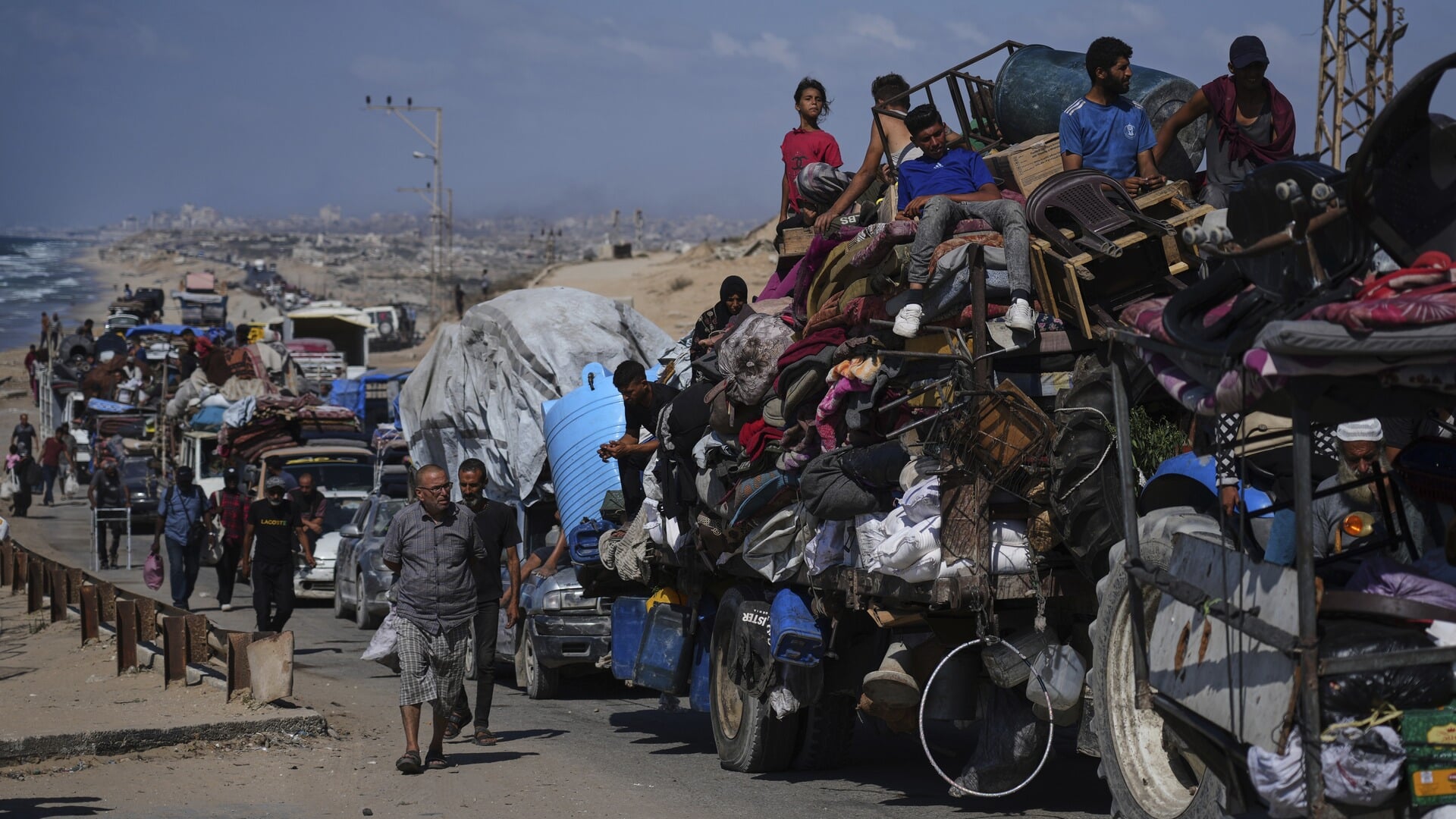Geconfronteerd met het Israëlische evacuatiebevel probeert een deel van de burgers in Gaza-Stad via de kustroute vluchten.