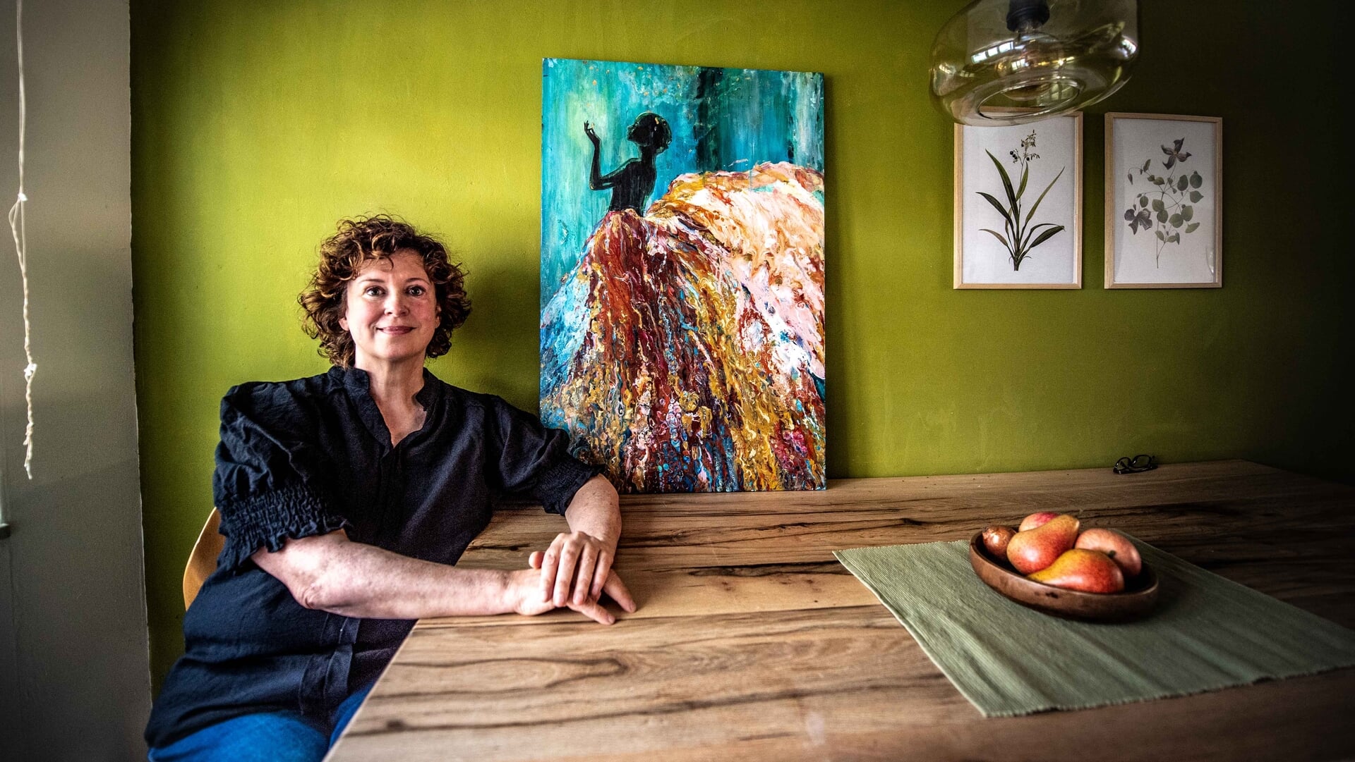 In coronatijd is Carla Veldhuis begonnen met schilderen. 'Mantels zijn op dit moment een thema in mijn werk.’
