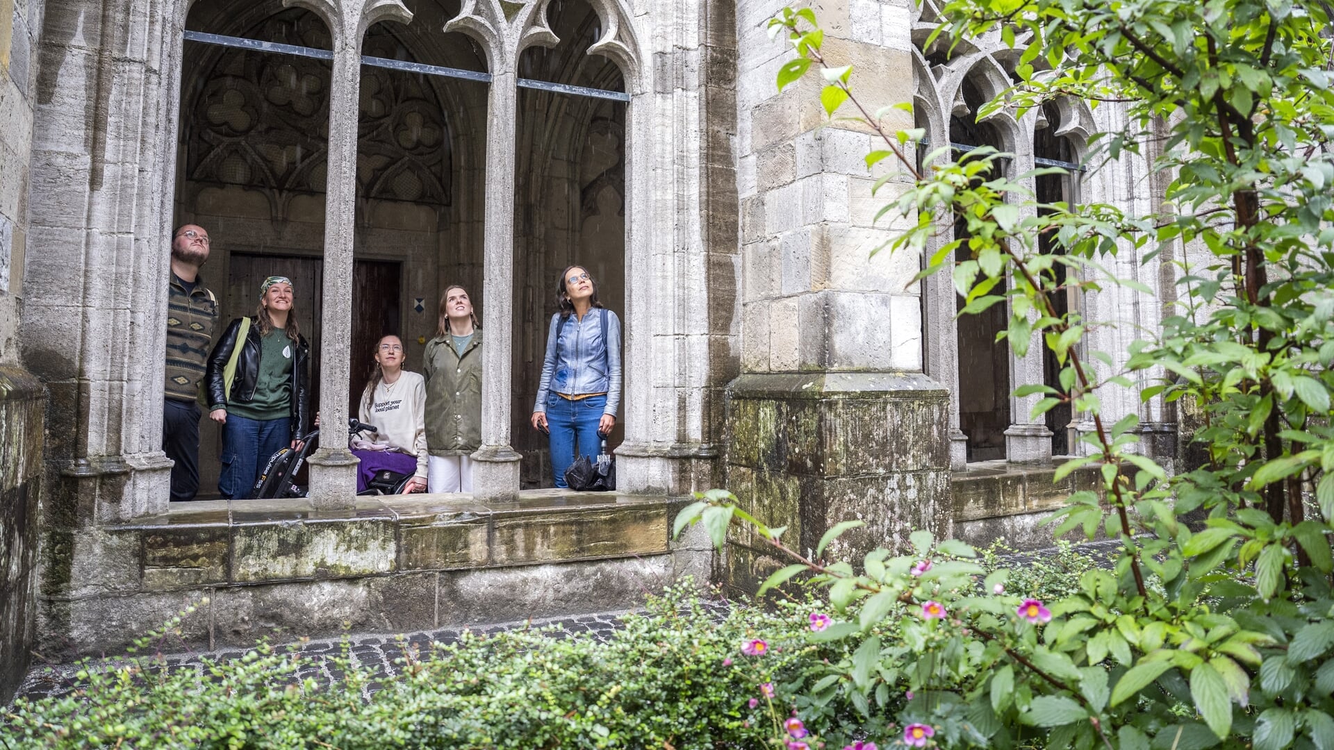 Jongeren van de Jonge Klimaatbeweging luisteren met Carla-Dik Faber van GroeneKerken naar de klok van de Domkerk die luidt voor het klimaat.