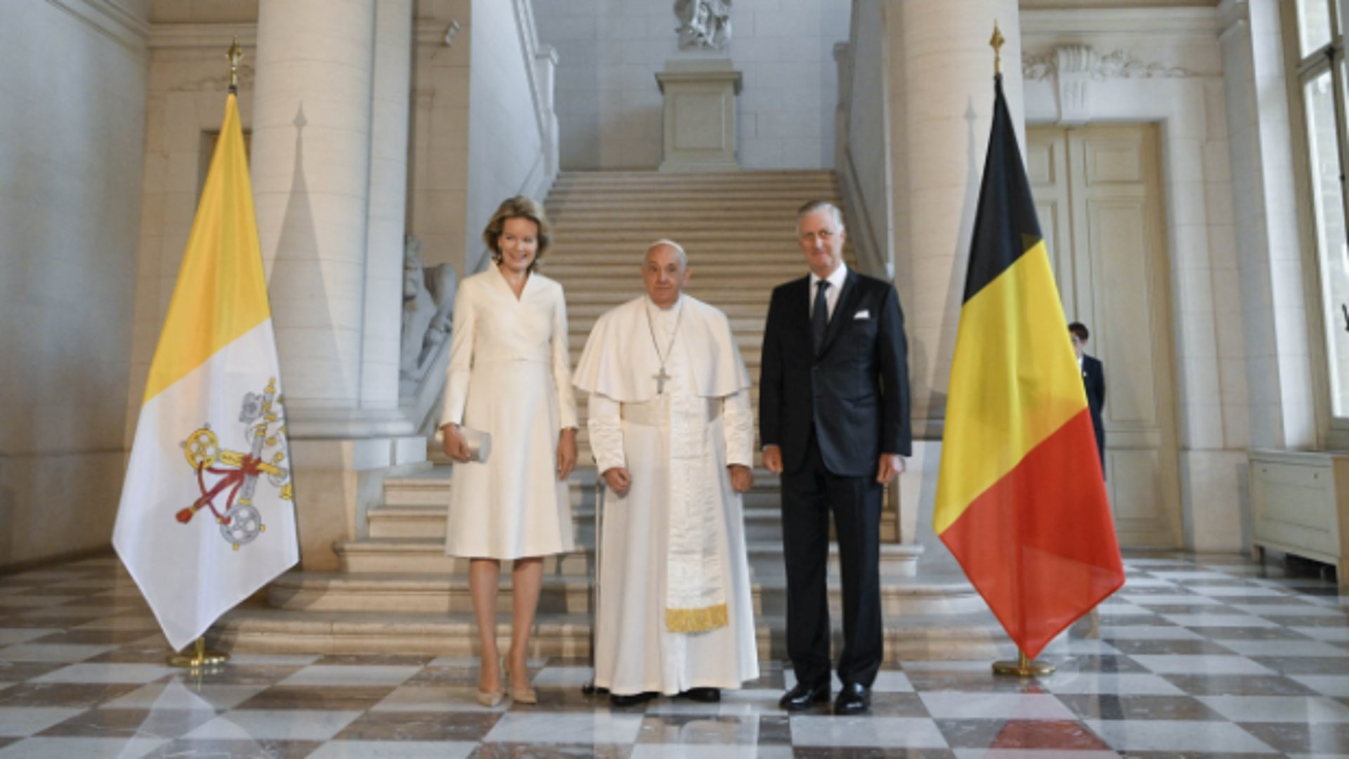 Op de eerste dag van het bezoek van paus Franciscus aan België werd hij op het kasteel van Laken ontvangen door koning Filip en koningin Mathilde.