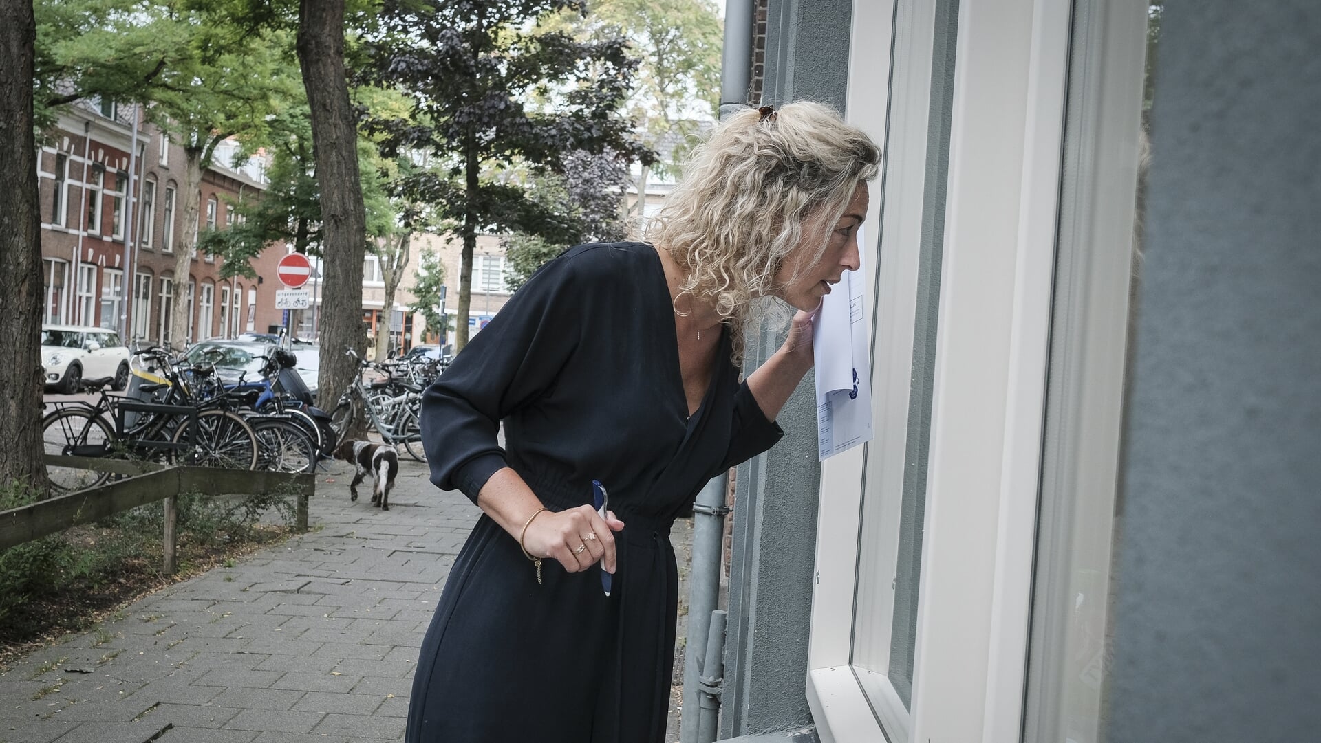 Deurwaarder Marieke Boon, aan het werk in Rotterdam.
