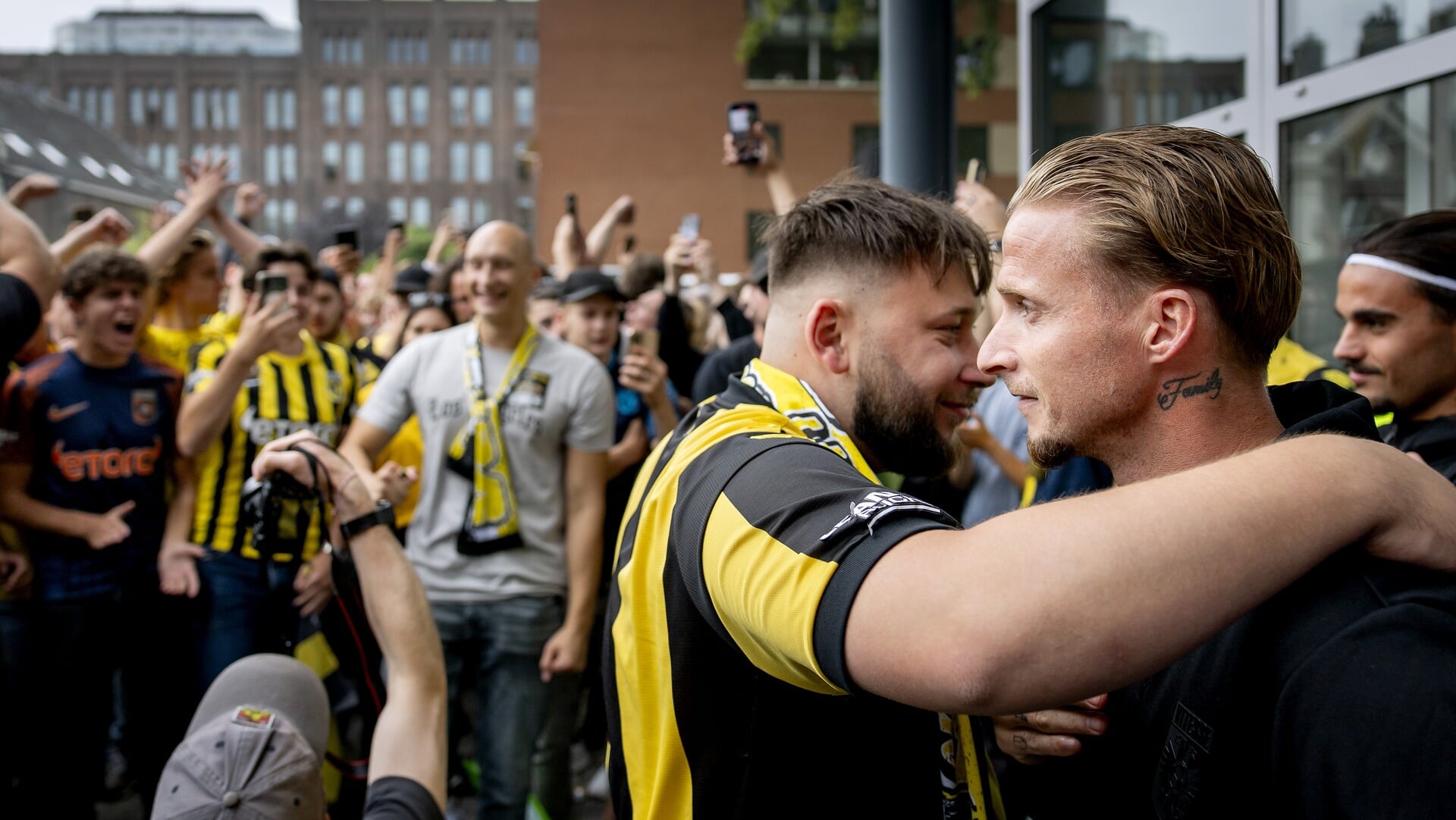 Vitesse-speler Alexander Büttner (r.) in augustus met supporters bij de rechtbank, na afloop van het kort geding van Vitesse tegen de KNVB.