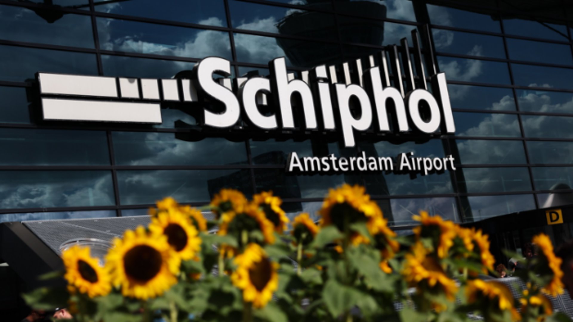 De bestuursrechter heeft er ‘begrip voor’ dat Schiphol rechtszekerheid wil, maar geeft de luchthaven voorlopig zijn natuurvergunning niet terug.