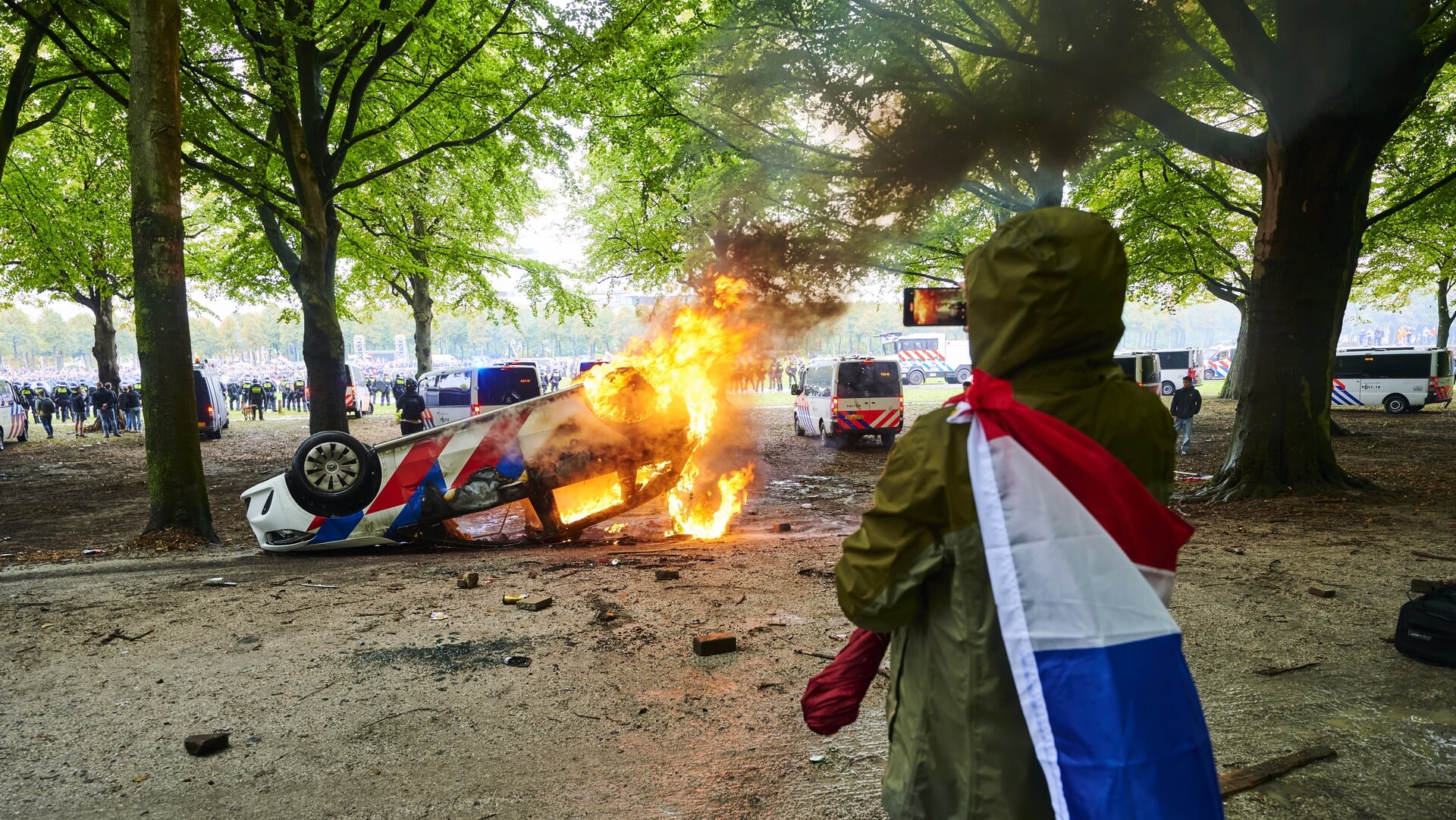 Een protest op het Malieveld voor een strenger asielbeleid is uit de hand gelopen. De politie zette traangas in om de demonstranten uiteen te drijven. Een politieauto ging in vlammen op.