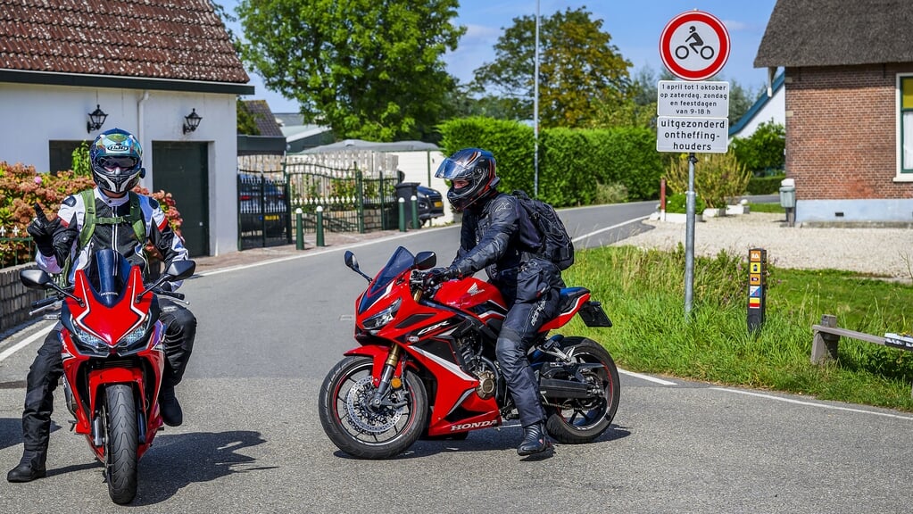 Motorrijders Kaj Heuzen (23) en Sebastiaan Aris (23) keren hun Honda’s om bij het verbodsbord.