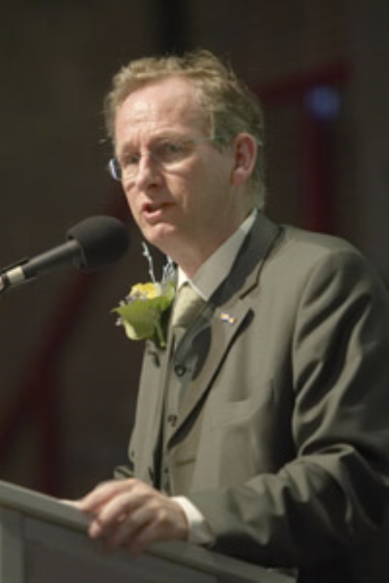 Universiteit CGK reorganiseert