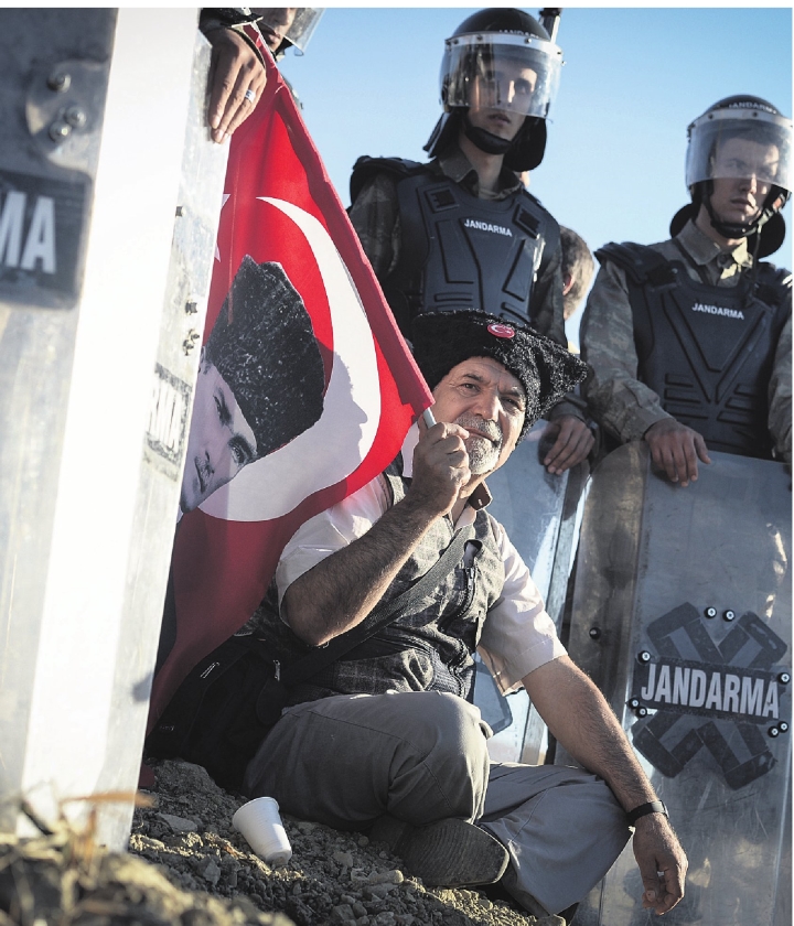 Militairen gebroken, recht gebogen in Turkije
