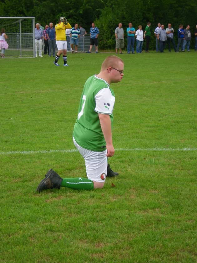 Iedereen geniet volop bij G-voetbal